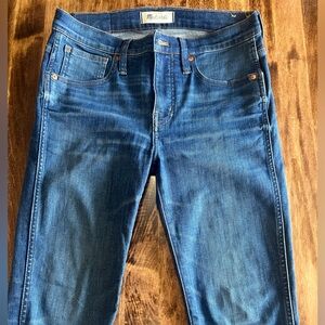 Madewell - 28P - 9’ High Rise skinny Jean. Frayed bottoms